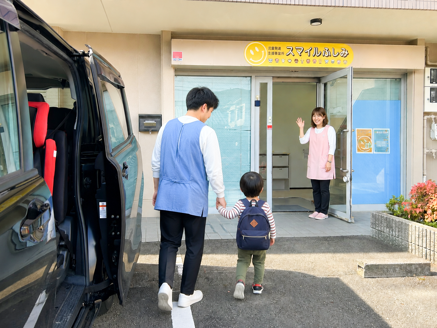 スマイルふしみの施設入口と駐車場