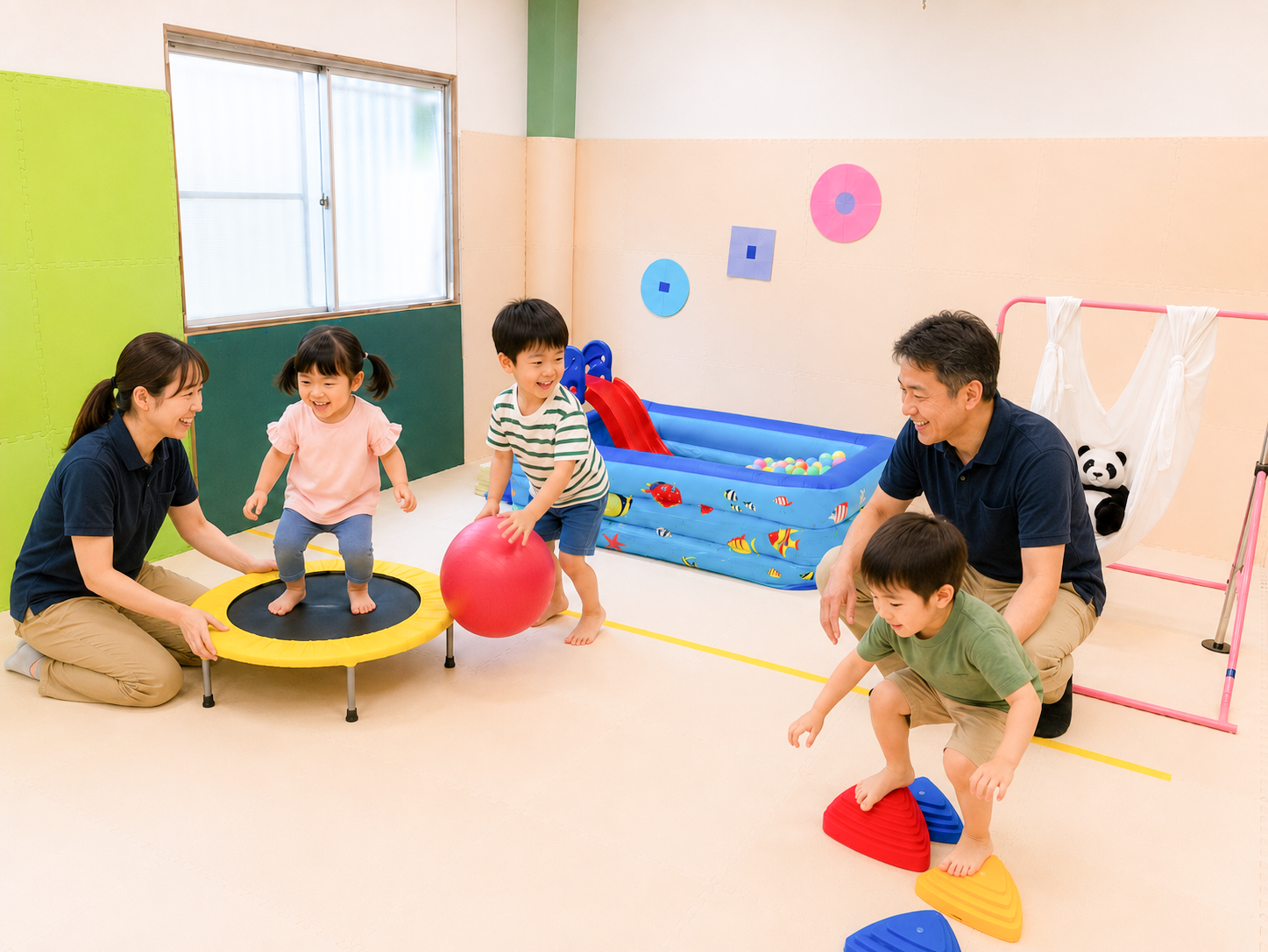 運動場で身体を使った遊びを楽しむお子さま