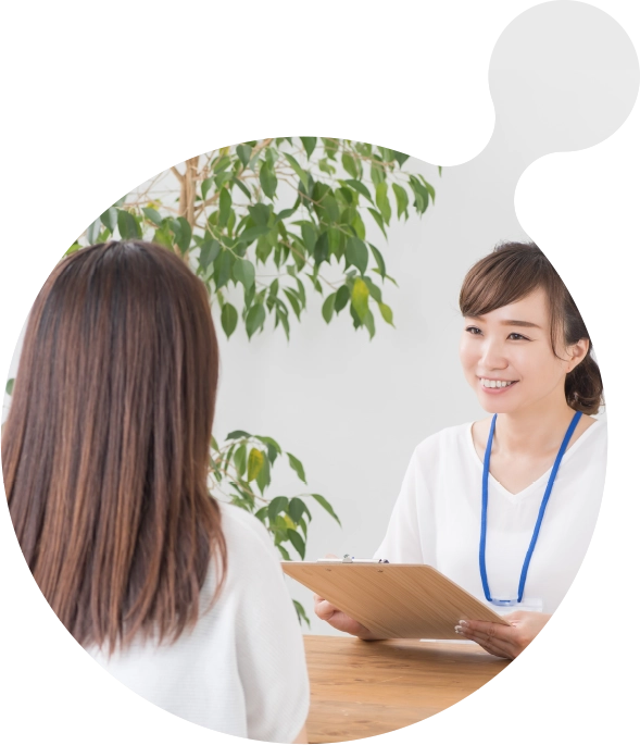 保護者とスタッフが相談する様子